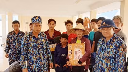 Sóng gió đánh chìm tàu cá ở Trường Sa, 12 ngư dân được hải quân cứu nạn