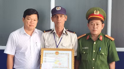Khen thưởng nhân viên bảo vệ trả lại tài sản du khách nước ngoài đánh rơi
