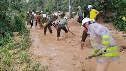 Giúp dân bớt khó khăn sau bão