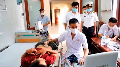 Quân y ở Trường Sa cấp cứu hai ngư dân viêm ruột thừa cấp và tai nạn lao động