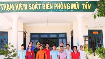 Đưa 11 ngư dân lâm nạn từ tàu cá bốc cháy giữa biển khơi vào đất liền