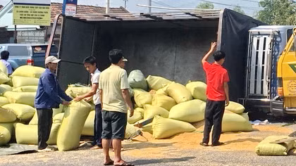 Lật xe tải chở lúa bao, một phụ nữ đi xe máy bị thương