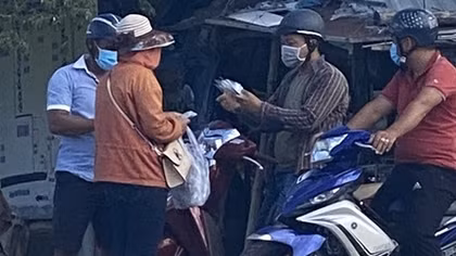 Cô gái bị bắt khi đang bán dạo kit test nhanh xét nghiệm SARS-CoV-2