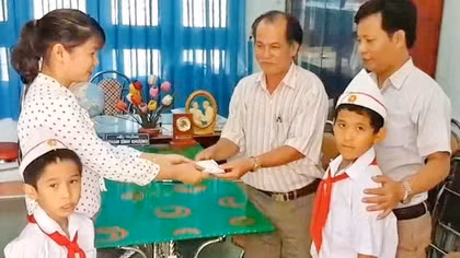 Tấm gương tốt đẹp của hai nam sinh tiểu học ở Bình Định