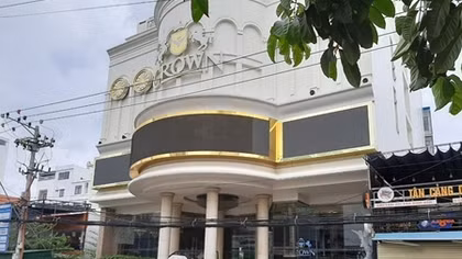Hàng chục nam, nữ “bay”, “lắc” trong karaoke Crown