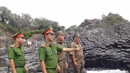 Bảo vệ không gian văn hóa đá ở một làng biển