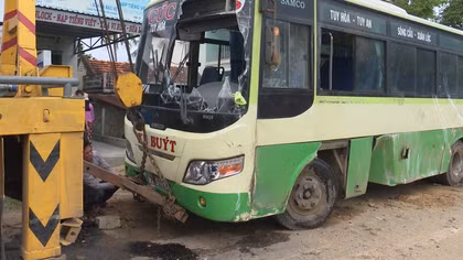 Xe buýt lật nhào trên QL1A ở Phú Yên, 3 người bị thương