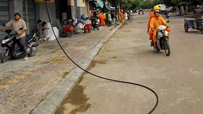 Vấp dây điện rơi trước nhà, một cụ bà tử vong