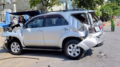  3 xe ô tô tông liên hoàn hư hỏng nặng