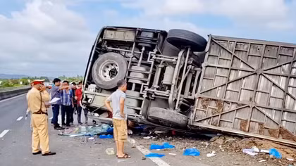 Xe khách lật nghiêng bên đường QL1A, 20 hành khách may mắn thoát chết