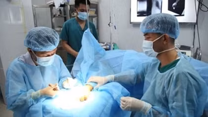 Quân y Bệnh xá đảo Sơn Ca phẫu thuật cấp cứu ngư dân bị tai nạn lao động