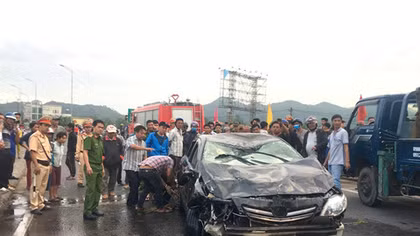 Ô tô du lịch lao xuống sông, tài xế tử vong khi về quê đón tết