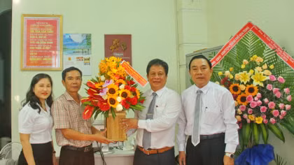 Tỉnh Khánh Hoà và TP Nha Trang chúc mừng VPTT Báo CAND tại Khánh Hoà