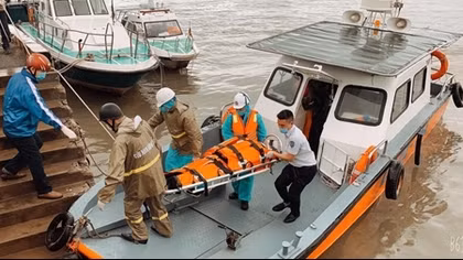 Vượt sóng gió, đưa 5 thủy thủ người nước ngoài thương vong vào bờ