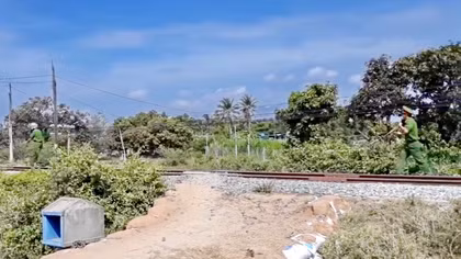 Đi đưa tang cháu, người đàn ông bị tàu hoả tông tử vong