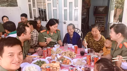  “Bữa cơm tất niên – Ấm tình lòng mẹ” của Tuổi trẻ Công an tỉnh Ninh Thuận