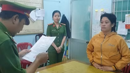 Bắt kẻ chiếm đoạt tiền tỷ của 50 người nuôi tôm hùm