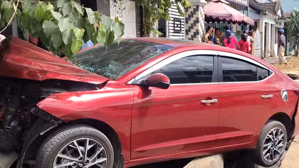 Xế hộp tông xe máy rồi “bay” lên cống thoát nước 