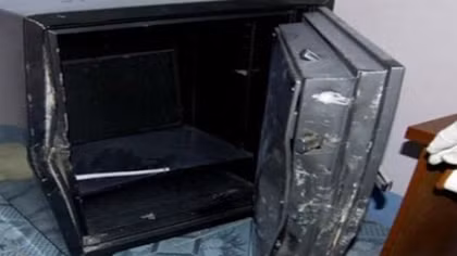 Khiêng két sắt ra ngoài đập phá lấy trộm 250 triệu đồng