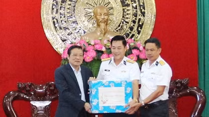Trưởng Ban Nội chính Trung ương chúc tết Bộ Tư lệnh Vùng 4 Hải quân