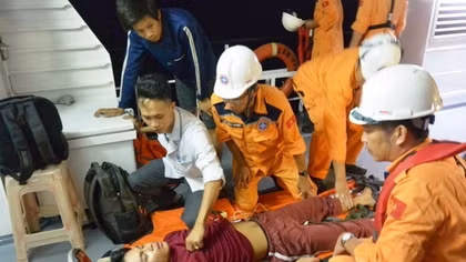 Đưa ngư dân lâm bệnh nặng từ ngoài khơi vào đất liền