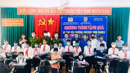 20 chiếc xe đạp tặng học sinh nghèo Phú Yên