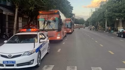 CSGT Phú Yên dẫn đường đoàn xe khách đưa 400 người dân về quê an toàn