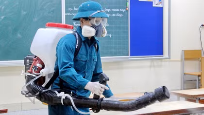 Một bộ phận học sinh, học viên ở Bình Định đi học trở lại từ 27/4