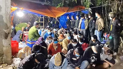 Khởi tố 32 bị can đánh bạc chiều mùng 1 Tết