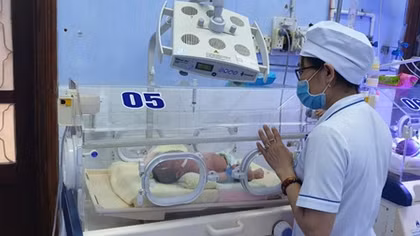 Đi tập thể dục phát hiện bé trai sơ sinh bị bỏ rơi 