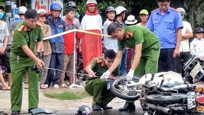  Tai nạn xe máy, một phụ nữ tử vong, hai học sinh bị thương