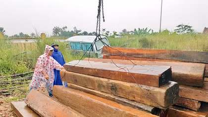 Bị truy đuổi, lái xe trút hàng chục khúc gỗ xuống mặt đường để tẩu thoát
