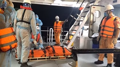 Vượt sóng gió cứu thuyền viên người Trung Quốc bị thương ngoài biển