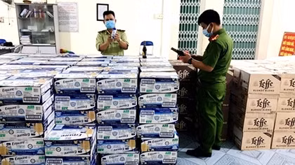 Xe giường nằm chở gần 9 nghìn chai nước uống nhập lậu