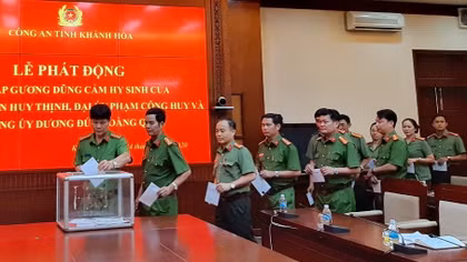 Công an Khánh Hòa quyên góp 30 triệu đồng hỗ trợ gia đình 3 liệt sĩ 