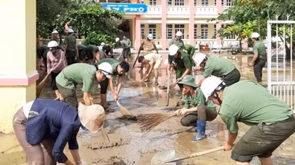 Công an khu Nam Trung bộ giúp dân khắc phục hậu quả bão lũ