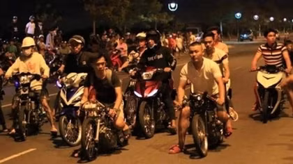 Tạm giữ 25 thanh thiếu niên đua xe trên QL1A