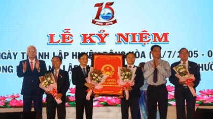  Công bố Nghị quyết thành lập thị xã Đông Hòa