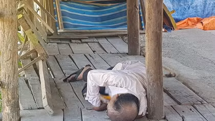 Người đàn ông nghi tự đâm dao vào ngực tử vong