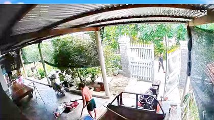 Chém hàng xóm ngay trước camera gia đình