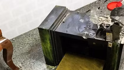 Két sắt nhà nữ giám đốc bị trộm đập phá lấy 9 lạng vàng