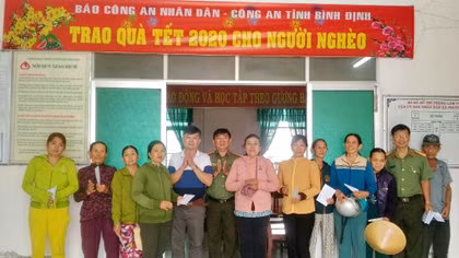 Những phần quà Tết ấm áp nghĩa tình đến với người dân Bình Định