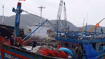 Đưa ngư dân tử nạn khi đang hành nghề giữa khơi xa về đất liền