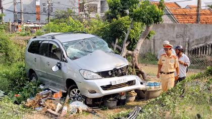 Lái xe thoát chết trong gang tấc khi tàu khách tông ô tô du lịch