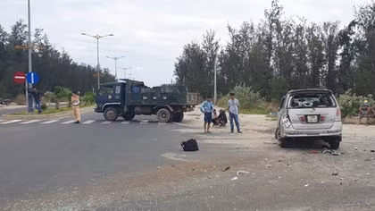 Xe trung tải tông nhau với xe du lịch, 2 người bị thương