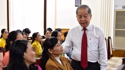Chủ tịch tỉnh lắng nghe “nỗi lòng” của nữ công nhân môi trường 