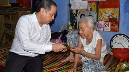 Chủ tịch tỉnh tới thăm xóm nghèo trong đêm giao thừa 