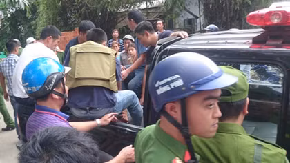 Ngáo đá cầm dao leo lên nóc nhà đòi tự sát