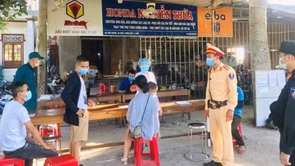 Nam thanh niên về từ vùng dịch bị xử phạt, đưa đi cách ly vì khai báo y tế gian dối