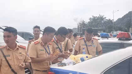Những suất ăn trưa "đặc biệt" của CSGT phục vụ APEC